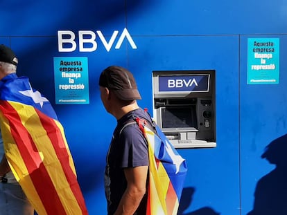 Un cartell a una oficina del BBVA que assegura que 