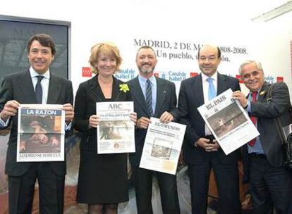 La presidenta de Madrid posa con las ediciones especiales que los periódicos hubieran hecho el 3 de mayo de 1808.
