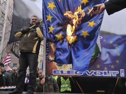 Manifestantes de ultraderecha queman la bandera de la UE en Budapest