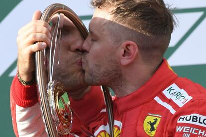 El piloto alemán Sebastian Vettel besa su trofeo tras ganar el GP de Australia celebrado en el circuito de Melbourne.
