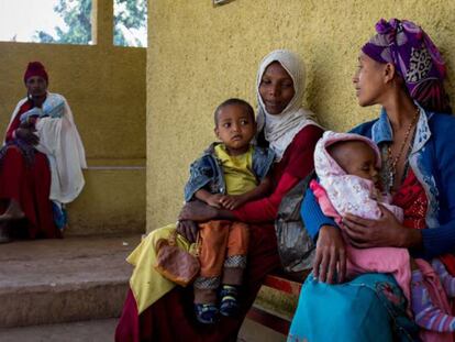 Madres e hijos en el Hospital Rural de Gambo, aislado entre bosques a 245 kilómetros al sureste de Addis Abeba (capital de Etiopía).