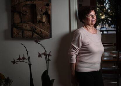Angela Montebugnoli, de 76 años, en su casa de Villanova di Castenaso, a 10 kilómetros de Bolonia. La señora Montebugnoli fue una de las clientes de la entrega de la compra de comida ecológica de productores de Slow Food durante el confinamiento por la pandemia en 2020. "Yo no podía salir. Me salvaron la vida", explica.