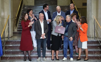 Fotografía de familia de los asistentes a la firma de un acuerdo de diálogo social con UGT y CC OO, en la sede del Ministerio, este miércoles.