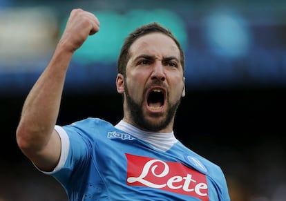 Higua&iacute;n celebra su gol frente al Carpi. 