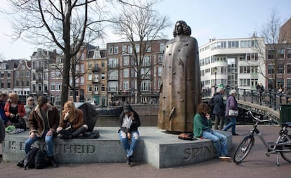 Estatua del pensador Spinoza en Ámsterdam, el pasado mes de abril. 