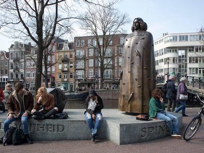Estatua del pensador Spinoza en Ámsterdam, el pasado mes de abril. 