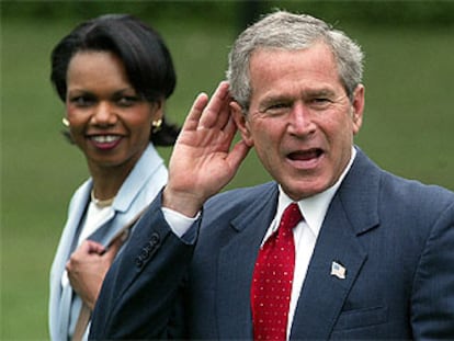 Bush, acompañado de su consejera de seguridad, Condoleezza Rice, antes de emprender viaje a Tennessee.