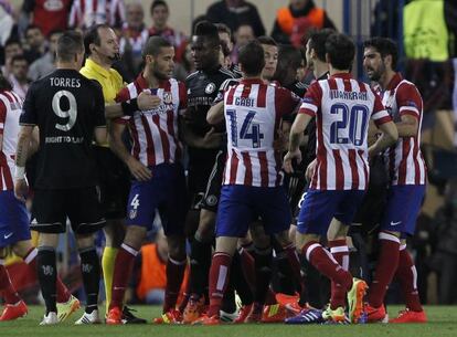 Gabi agarra a Azpilicueta del cuello. 