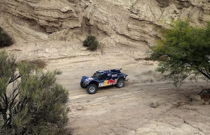 El piloto español Carlos Sainz y su copiloto Timo Gottchalk durante la cuarta etapa 4 del rally Dakar entre San Juan y Chilecito (Argentina). 





