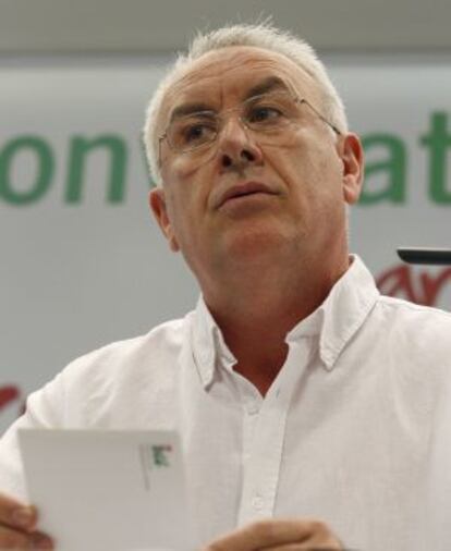 El coordinador federal de IU, Cayo Lara, durante una rueda de prensa.