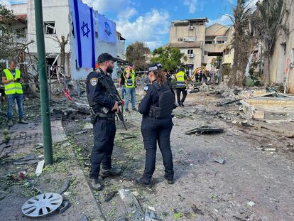 Policías y efectivos de los servicios de emergencias trabajan en el lugar del impacto de un misil de Hezbolá en Kiryat Bialik, cerca de Haifa, en el norte de Israel.