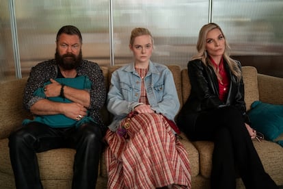 Elle Fanning, junto a Nick Offerman y Michelle Pfeiffer, en un fotograma de 'Margo tiene problemas de dinero' (Apple TV).