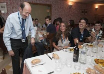 Rubalcaba almuerza con estudiantes en Santander.