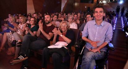 La alcaldesa de Madrid con el concejal Pablo Soto.