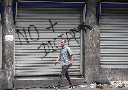 Un hombre camina en Caracas este miércoles durante la huelga general convocada por la oposición.