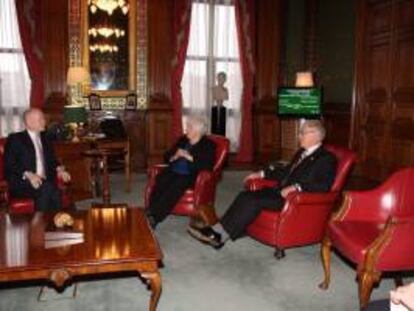 Fotografía facilitada por la oficina del ministerio de Exteriores británico, que muestra al ministro de Asuntos Exteriores británico, William Hague (i), durante una reunión con los representantes de la Asamblea legislativa de las islas Malvinas, Jan Cheek (c) y Dick Sawle (d), en Londres, Reino Unido.