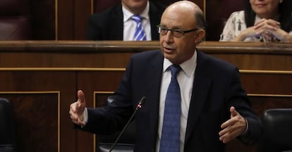 El ministro de Hacienda y Función Pública, Cristóbal Montoro, responde a una pregunta durante la sesión de control al Gobierno hoy en el Congreso.