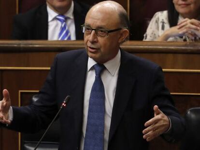 El ministro de Hacienda y Función Pública, Cristóbal Montoro, responde a una pregunta durante la sesión de control al Gobierno hoy en el Congreso.