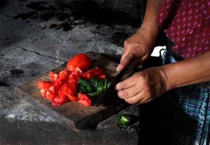 Para Cristina Jalal Caal estas entregas han sido una “bendición”. Que dos de sus niñas vayan a la escuela ha supuesto un alivio inesperado para la economía de la casa, que resiste gracias a las ventas de verduras y cocadas de esta viuda de 45 años. Pero tiene una queja: “Lo que no pusieron fue jalapeño”. Se ríe a carcajadas nada más espetar la crítica. La risa no se la robó ninguna pandemia.