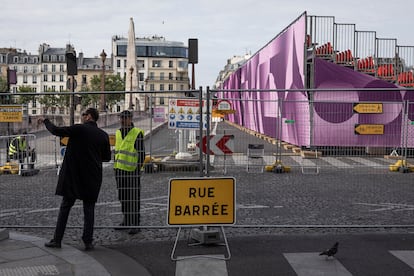 Un vecino busca la manera de evitar los cortes junto al Sena, este jueves en París.