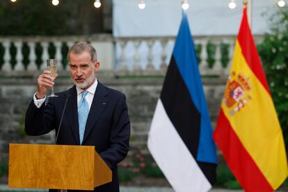 El rey Felipe VI pronuncia un discurso previo a la cena ofrecida por el presidente de la República de Estonia, Alar Karis, en Tallin este domingo.