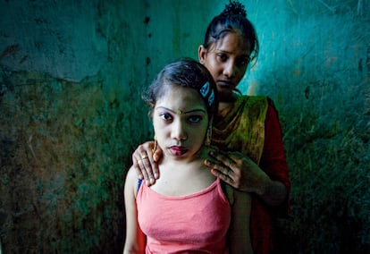 Dos de las niñas prostituidas en la ciudad de Faridpur (Bangladesh) que me acompañaron al fotógrafo para ocultarse de los proxenetas. 