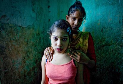 Dos de las niñas prostituidas en la ciudad de Faridpur (Bangladesh) que me acompañaron al fotógrafo para ocultarse de los proxenetas.