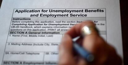 Una persona rellena el formulario de solicitud de ayuda por desempleo en Arlington, Virginia (Estados Unidos), el pasado 16 de abril.
