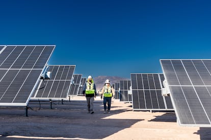 Dos trabajadores recorren una planta solar de la empresa Colbún en el desierto de Atacama, Chile. 