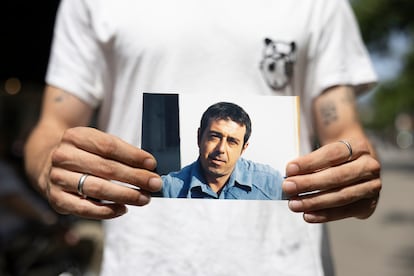 Marc Lombao sostiene una fotografía de su padre, José Ángel Lombao, de 2003. José Ángel fue asesinado por otro preso en la cárcel de Brians.