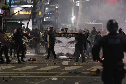 Un grupo de manifestantes arrojan piedras a la polic&iacute;a tras la marcha por la aparici&oacute;n con vida de Santiago Maldonado. 