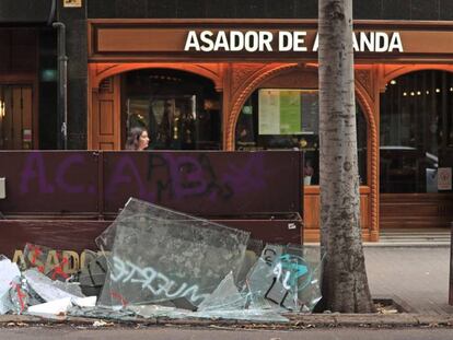 Desperfectos en una calle del centro de Barcelona tras los disturbios. 