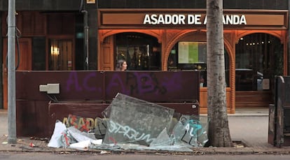 Desperfectos en una calle del centro de Barcelona tras los disturbios. 