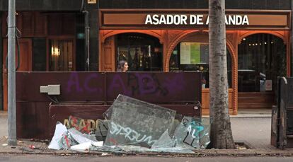 Desperfectos en una calle del centro de Barcelona tras los disturbios. 