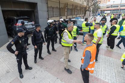 Agricultores del Campo de Cartagena cortan el tráfico a la altura de la Asamblea Regional y bloquean las salidas para impedir que salga del edificio el presidente autonómico, Fernando López Miras, este miércoles.