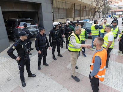 Agricultores del Campo de Cartagena cortan el tráfico a la altura de la Asamblea Regional y bloquean las salidas para impedir que salga del edificio el presidente autonómico, Fernando López Miras, este miércoles.