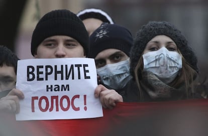 Un hombre sostiene un cartel en el que se puede leer "devuélvanos la voz" durante una manifestación de unas 10.000 personas en el centro de San Petersburgo contra el partido oficialista Rusia Unida (RU), el sábado 10 de diciembre.