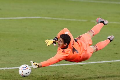 Courtois rechaza un balón en el Betis-Madrid de esta temporada.