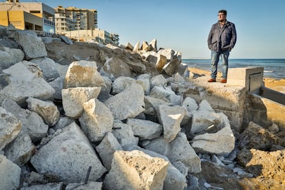 Àlex Ruiz, el exalcalde Bellreguard, en febrero de 2020 en el paseo destruido en parte por el temporal Gloria. 