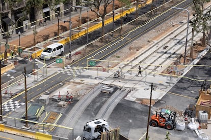 Obras del tranvía en la Avenida Diagonal, en el cruce con Paseo de Sant Joan. Foto: Gianluca Battista