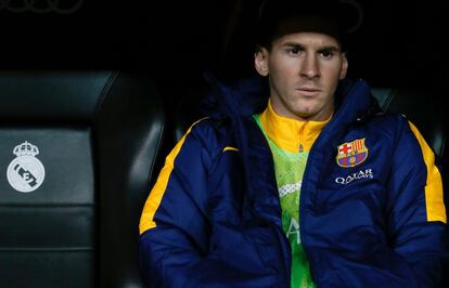El delantero argentino del Barcelona Lionel Messi en el banquillo durante el partido.