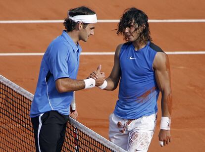 Nadal (a la derecha) es felicitado por el tenista suizo Federer después de ganar la final de Roland Garros 2006. Nadal ganó 1-6, 6-1, 6-4, 7-6.