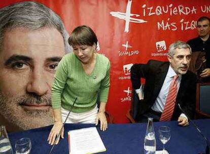 Gaspar Llamazares, en el centro, con los candidatos de IU en Navarra.