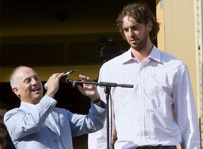 El pívot de Los Angeles Lakers fue homenajeado este domingo en su pueblo natal, la localidad barcelonesa de Sant Boi de Llobregat. Con la compañía del alcalde Jaume Bosch, Gasol dirigió unas palabras de aliento para los que recién comienzan. "Siempre puede haber una siguiente estrella, un siguiente 'crack', no sólo en el deporte, sino en cualquier faceta de la vida", les dijo. (Texto: EFE)