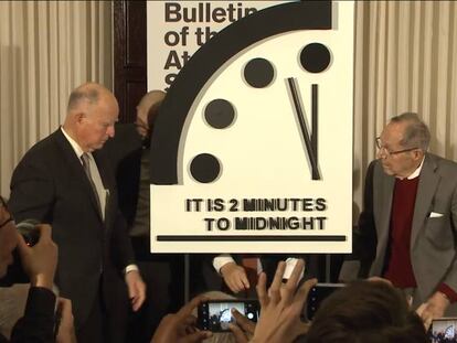 Integrantes del Boletín de Científicos Atómicos muestran este jueves el simbólico Reloj del Apocalipsis.