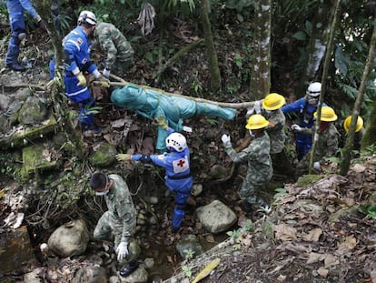 El equipo de rescatistas sigue sacando cuerpos de entre los escombros en Mocoa, al sur de Colombia.