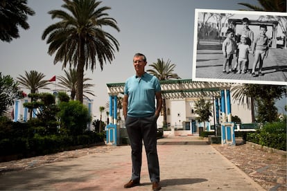 Pedro Rama posa en el mismo lugar de la plaza de Hasán II (antes plaza de España) en que fue fotografiado con sus hermanos cuando era niño (es el más alto). Rama volvió a Sidi Ifni en 1999 con un tío suyo. Al año siguiente viajó con su familia y le dijo a su esposa: “Si quieres verme feliz, tengo que tener una casa aquí”. Ella le contestó: “Sólo te pido que se vea el mar”. Compró un terreno al borde del barranco que da a la playa y se hizo un chalé que visita cada tres o cuatro meses. 