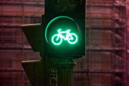 Semáforo del carril bici a su paso por Sol