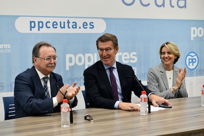 El presidente de la ciudad autónoma de Ceuta, Juan Jesús Vivas (izquierda) y el presidente del PP, Alberto Núñez Feijóo (en el centro), y la secretaria general del PP de Ceuta, Yolanda Bel, en la Junta Directiva del PP de Ceuta, este martes.