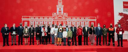 La presidenta de la Comunidad de Madrid, Isabel Díaz Ayuso, posa junto a los condecorados al término del acto de entrega de medallas de la Comunidad de Madrid.